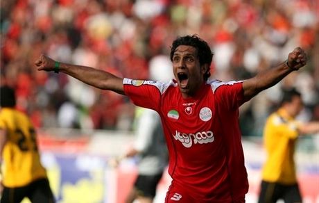  حملۀ تمام عیار ستارۀ سابق پرسپولیس به استقلالی‌ها! + عکس