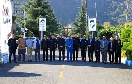 کارکنان شادمان مشتریان شادمان به بانک تحویل می دهند