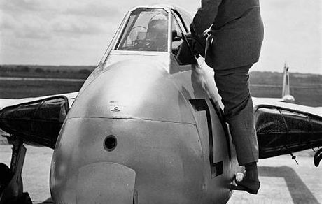 محمدرضا پهلوی در حال تست یک جنگنده انگلیسی