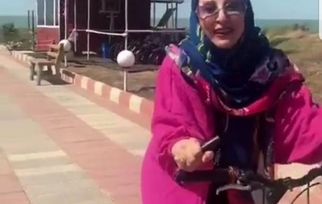 دوچرخه سواری مرجانه گلچین در بهشهر + عکس