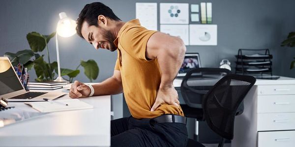 چرا کمردرد می گیریم؟ + علت و درمان