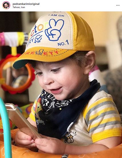 پسر بامزه  پدرام کریمی مشغول گوشی بازی