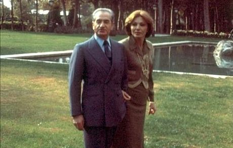 محمدرضا پهلوی و فرح در حال قدم زدن در آمریکا
