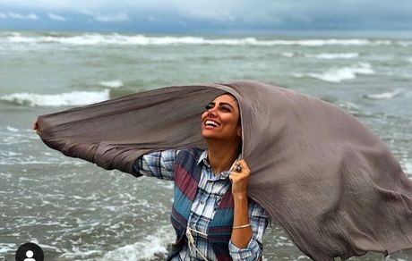 غزل عبدی در دریا + عکس