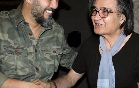 کامبیز دیرباز دست در دست بازیگر مشهور + عکس