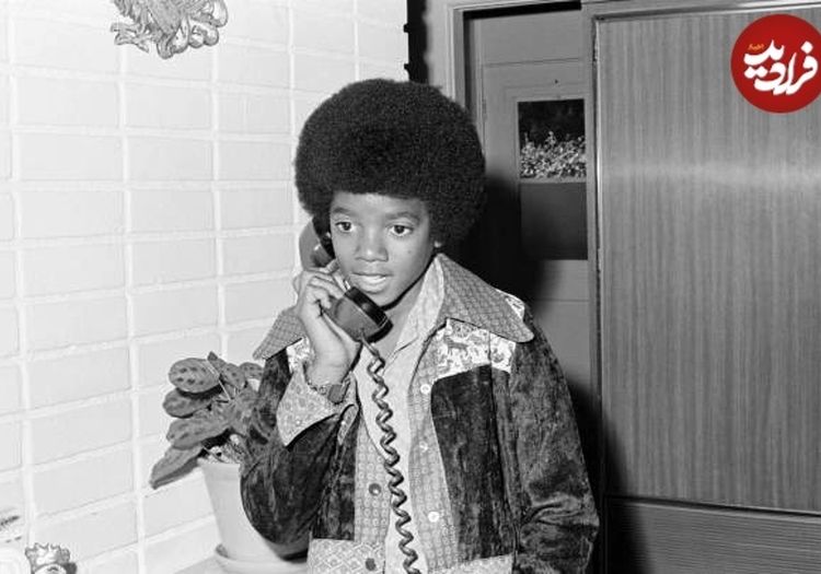 مایکل جکسون در حال صحبت با تلفن در خانه‌اش