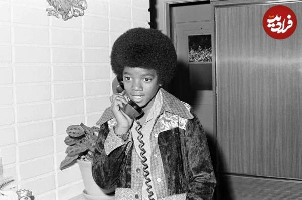 مایکل جکسون در حال صحبت با تلفن در خانهاش