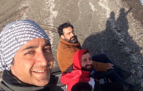 یوسف سریال وارش با دوستانش لب ساحل + عکس