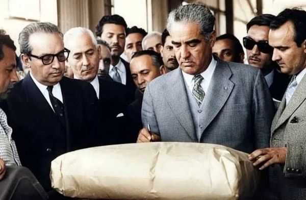 عکسی از امضای نخست وزیر روی کیسه سیمان