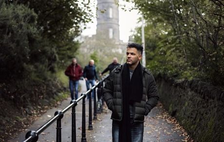 گشت وگذار خواننده معروف در خیابان های انگلیس + عکس