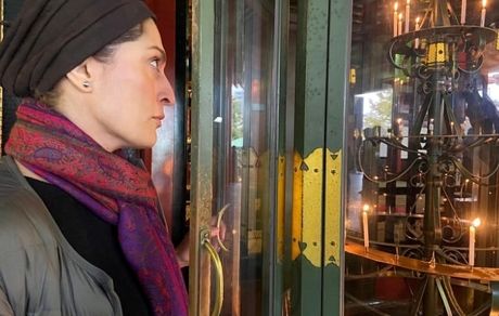 خانم بازیگر در پشت شیشه های مغازه + عکس