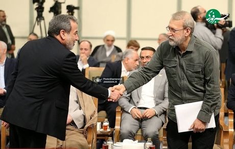 تصویری از عراقچی و لاریجانی در حاشیه دیدار رئیس‌جمهور و اعضای هیات دولت با رهبر انقلاب