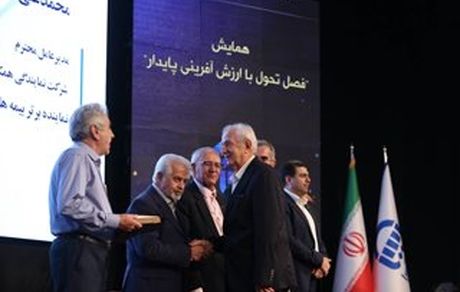 معرفی و تقدیر از پیشکسوتان و  نمایندگان برتر بیمه آسیا در رشته‌های بیمه ای