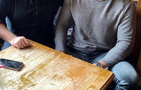 کافه گردی سیروان و دوستش در انگلستان + عکس