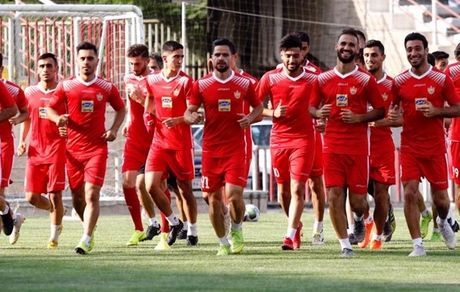 تمرین بدون غایب پرسپولیس در درفشی‌فر در روز بارانی