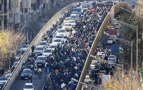 هشدارها جدی بود؛ اعتراضات مردم به درگیری و حمله به فرمانداری کشیده شد!