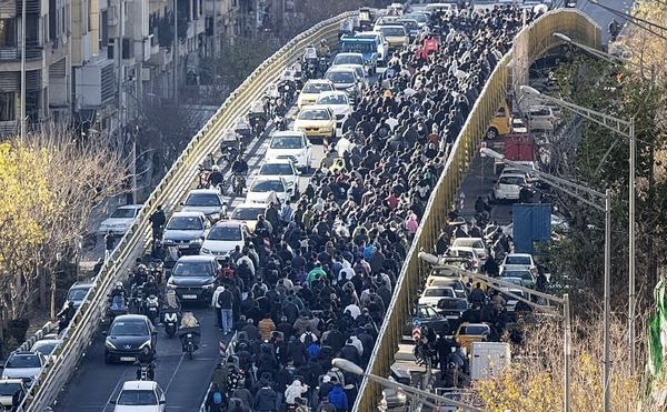 روایت تازه از اعتراضات امروز: تا زمانی که دلار پایین نیاید این کار ادامه دارد!