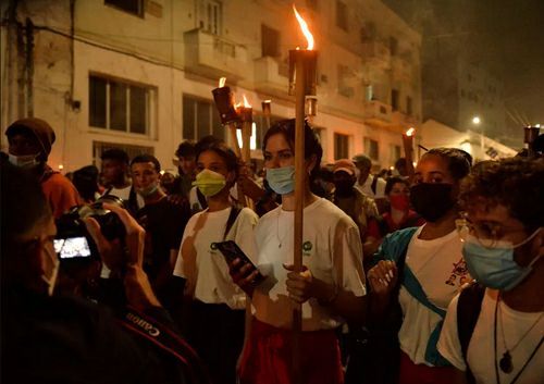 جوانان کوبایی در آیین گرامیداشت "خوزه مارتی" شاعر کوبایی در شهر هاوانا/ خبرگزاری فرانسه