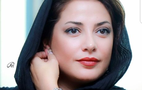 عکس دست به گوش طناز طباطبایی 