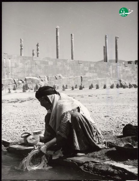 تصویر زنی در تخت جمشید؛ سال ۱۳۳۵