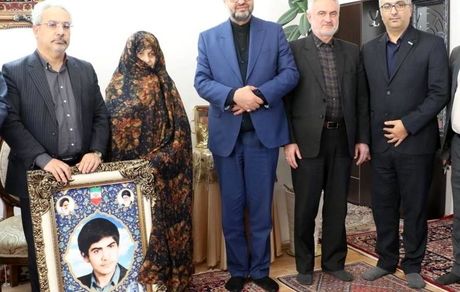 تکریم مادران شهید توسط مدیر بیمه دی در استان اردبیل، طی همراهی با معاون حقوقی و پارلمانی بنیاد شهید