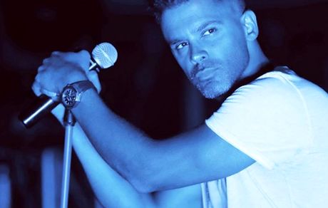  سیروان خسروی در هاله ای از نور آبی