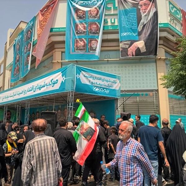 برپایی موکب بیمه دی برای خدمت به زائران میلیونی کاروان شهدا در تهران