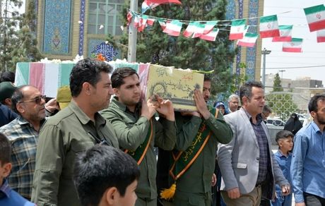 تشییع پیکر شهید حجت‌الله یوسفیه از شهدای تازه تفحص شده با حضور کارکنان بانک صنعت و معدن در ورامین