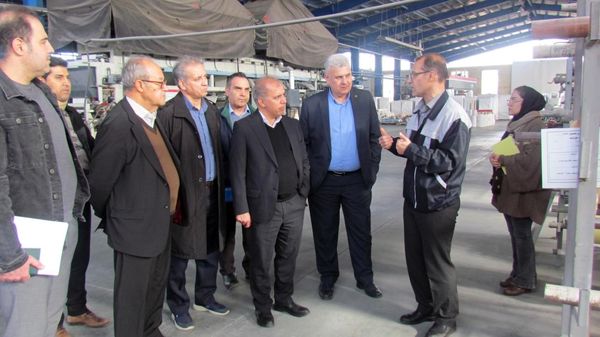 عضو هیات عامل بانک صنعت و معدن در سفر به استان کرمانشاه و بازدید از واحد تولیدی کاغذ معدنی خسروی: حمایت از این طرح، گامی موثر در مسیر توسعه طرح های دوستدار محیط زیست است