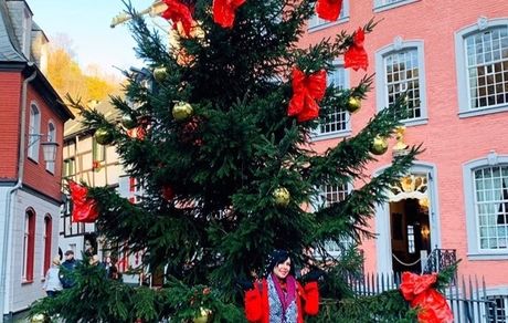 خانم بازیگر در کنار درخت کریسمس هیجان انگیز + عکس