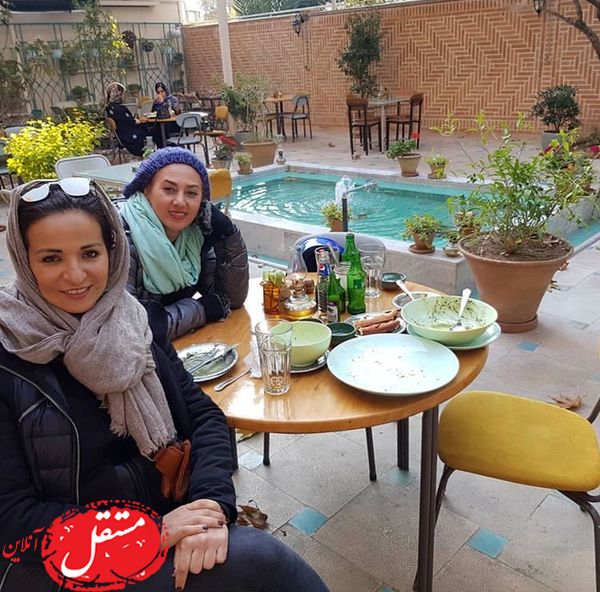 کافه گردی خان بازیگر و دوستش در هوای زیبای پاییزی + عکس
