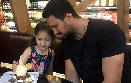 بستنی خورون آقای بازیگر و دخترش + عکس