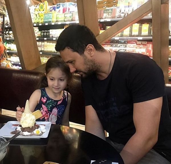 بستنی خورون آقای بازیگر و دخترش + عکس