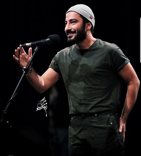 ژست نمکی نوید محمدزاده در اختتامیه جشنواره ۸ میلیمتری + عکس