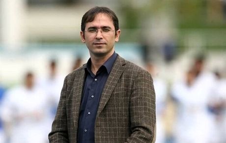 معاون سابق باشگاه استقلال : منزوی شال گردن را بفرستد !