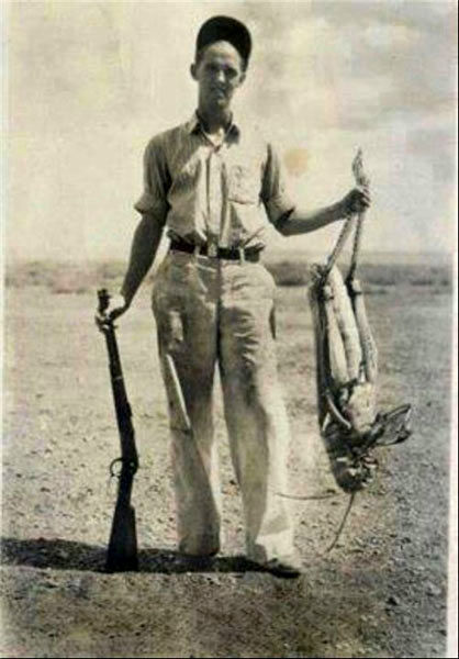 عکسی از شکار بزرگترین ملخ جهان