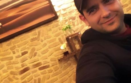 امیرحسین آرمان در کنار دیوار خانه اش + عکس