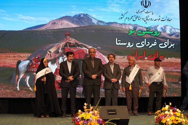 اهدای احکام مستمری‌بگیران صندوق در رویداد ملی روز روستا و عشایر