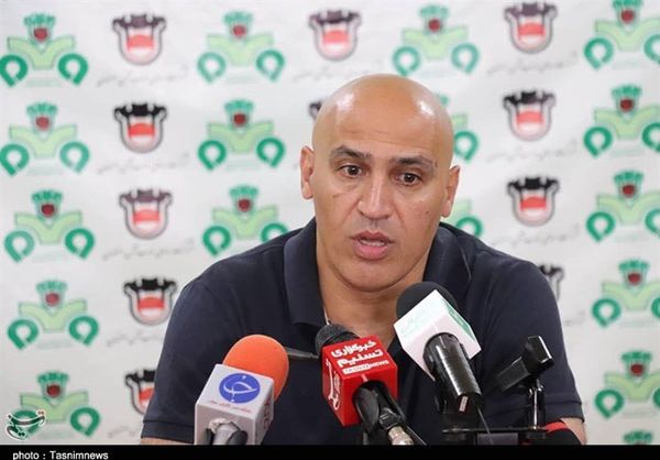 منصوریان: در باشگاه ذوب‌آهن دست‌ها «رو» است