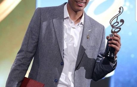 عادل فردوسی پور تندیس حافظ بهترین چهره تلویزیونی امسال + عکس