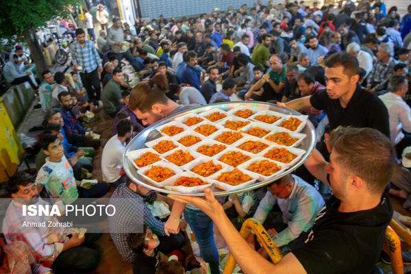 افطاری در خیابان صفائیه قم/ احمد ظهرابی_ ایسنا
