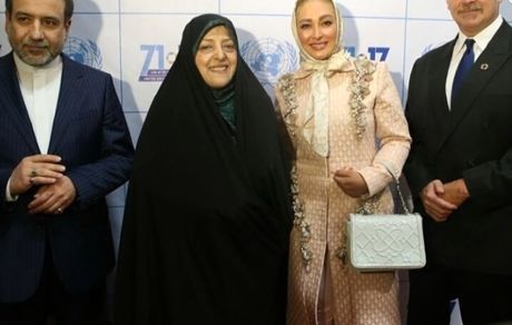 عکس دسته جمعی خانم بازیگر در کنار مسئولین کشور 