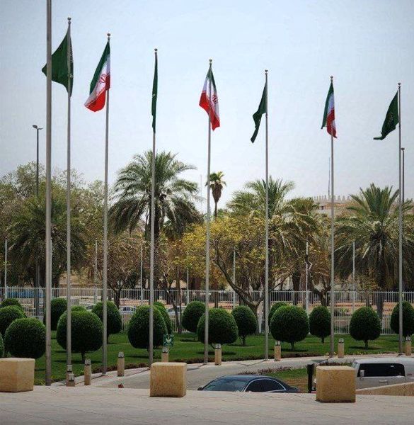 اهتزاز پرچم ایران در وزارت خارجه عربستان