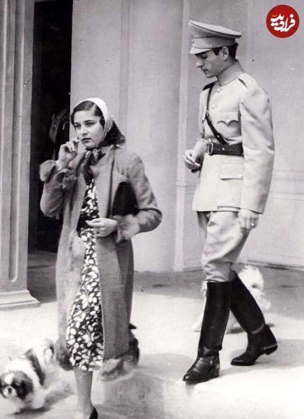عکسی از شاه و همسر مصری اش در حال قدم زدن در تهران