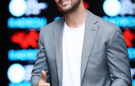 علامت لایک شاهرخ استخری جلوی دوربین ها + عکس